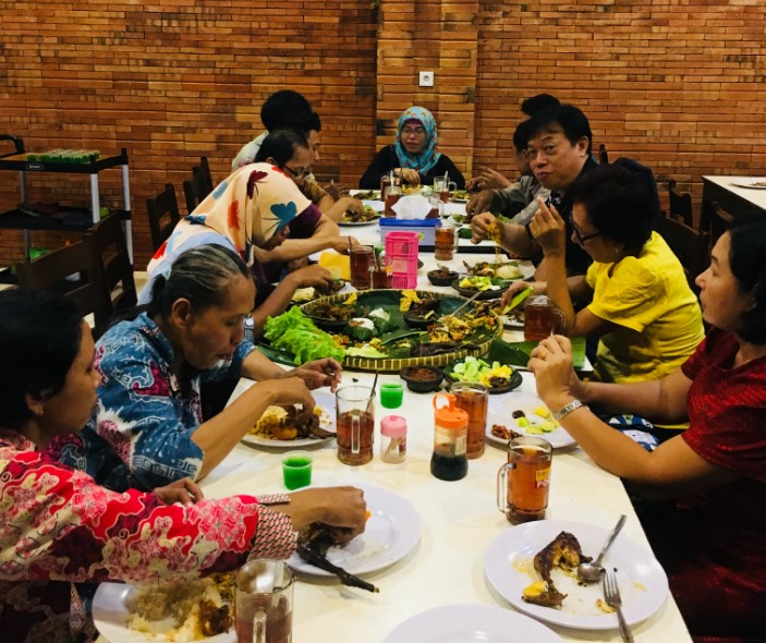 Rumah Makan Sedep Wangi Meita Susanto, 1. Sego Dalem, 2. RM Selaras, 3. Teh Jawa Resto, 4. Warung Masduki, 5. Sego Kucing Jogja Pekalongan, 6. Teras Bali, 7. Obonk Steak &amp; Ribs, 8. Pondok Ikan Bakar WIROTO, 9. Rumah Makan Panderasa, 10. Warung Makan Murah Meriah Pekalongan, 11. RM Sop Buntut Bu Leman, 12. Kios KUSTIANI, 13. Ayam Gepuk Super Lezat, 14. Sego Rakyat Mbak Ibah, 15. Teras Makan Indra Sari, 16. RM Sari Raos, 17. Nasi Uwet Haji Zarkasi, 18. Ayam Bakar Wong Solo, 19. Jade Restoran, 20. Raja Ampat Resto, 21. Soto Tauto Bang Dul Pekalongan (Pusat), 22. Soto Kudus Adi Roso, 23. RM Bung Kombor Kepiting, 24. Rumah Makan Sedep Wangi, 25. Pondok Ikan Bakar hitam Manis, 26. Garang Asem H. Masduki, 27. Lesehan Nasi Megono