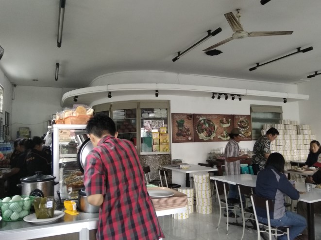 Rumah Makan Tip Top Miff Mas, 1. Warung Makan Senerek Bu Atmo, 2. New Kebon Tebu Resto &amp; Cafe, 3. Lokal Folk Cafe Magelang, 4. Rumah Makan Tip Top, 5. Angkringan Mas Didot, 6. Sego N’Deso, 7. Kuliner Tuin Van Java Alun-Alun Magelang, 8. Waroeng Spesial Sambal SS, 9. Kupat Tahu Pojok Magelang, 10. RM Laras Hati, 11. Garden Steak, 12. RM Ayam Kosek Panjiwo, 13. RM Pancoran (Non Halal), 14. Ayam Goreng Bu Tatik, 15. SOTO SEMARANG Sriwijaya, 16. Bakso Enak Kutoarjo, 17. Tahu Kupat Pak Pangat, 18. RM Es Eny, 19. Pakelan Restaurant, 20. Rumah Makan Elok Saiyo, 21. Nagoya Japanese Fusion Resto Magelang, 22. Soto Ayam Mbah Mul, 23. CHOP CHOP MAGELANG, 24. Keboen Semilir, 25. Benoa Cafe and Resto