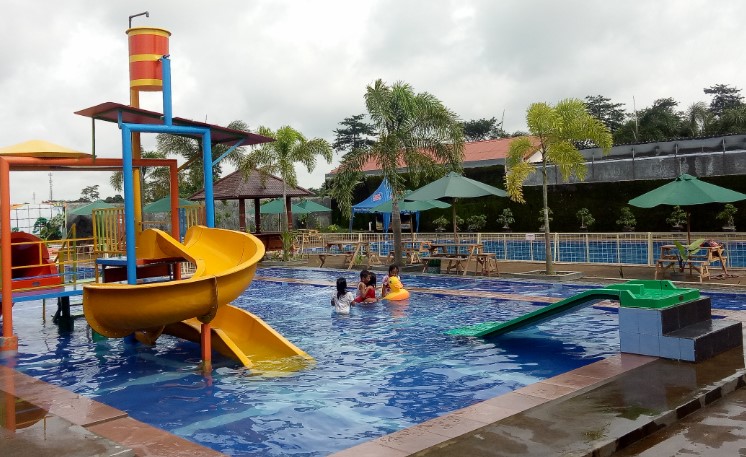 SAE Swimming Pool Vie Phevie, 1. Amazon Waterland and Themepark, 2. GLOBAL WATERBOOM, 3. SAE Swimming Pool, 4. DUA NAGA BOOM BOOM, 5. Kolam Renang Namira_99, 6. KOLAM RENANG MONICA, 7. Kolam Renang Banyu Kencono, 8. KOLAM RENANG NEW SLOE-LOUP, 9. Kolam Renang Tirta Mas, 10. Resto & Kolam Renang Sendang Rejo, 11. The Queen Swiming Pool, 12. KOLAM RENANG DUA PUTRI, 13. Kolam Renang Ambang Tirto, 14. 3R&D pool & gardens, 15. Lembah Ijo, 16. Kolam Renang Pangestu, 17. KEMASAN SWIMMING POOL, 18. Kolam Renang FATIMAH