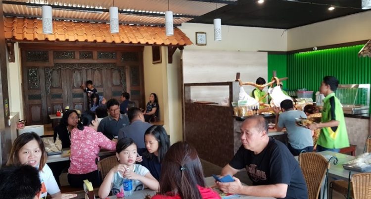 SOTO SEMARANG Sriwijaya Andi Bastian, 1. Warung Makan Senerek Bu Atmo, 2. New Kebon Tebu Resto &amp; Cafe, 3. Lokal Folk Cafe Magelang, 4. Rumah Makan Tip Top, 5. Angkringan Mas Didot, 6. Sego N’Deso, 7. Kuliner Tuin Van Java Alun-Alun Magelang, 8. Waroeng Spesial Sambal SS, 9. Kupat Tahu Pojok Magelang, 10. RM Laras Hati, 11. Garden Steak, 12. RM Ayam Kosek Panjiwo, 13. RM Pancoran (Non Halal), 14. Ayam Goreng Bu Tatik, 15. SOTO SEMARANG Sriwijaya, 16. Bakso Enak Kutoarjo, 17. Tahu Kupat Pak Pangat, 18. RM Es Eny, 19. Pakelan Restaurant, 20. Rumah Makan Elok Saiyo, 21. Nagoya Japanese Fusion Resto Magelang, 22. Soto Ayam Mbah Mul, 23. CHOP CHOP MAGELANG, 24. Keboen Semilir, 25. Benoa Cafe and Resto