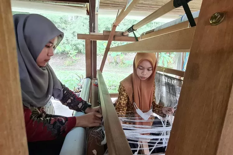 Sarung Tenun Khas Magelang via Jawa Pos, 1. Getuk Bolen, 2. Getuk Trio, 3. Klepon Magelang, 4. Jenang, 5. Ampyang atau Gula Kacang, 6. Keripik Getuk, 7. Wajik Magelang, 8. Slondok, 9. Tape Ketan Magelang, 10. Pothil, 11. Permen Tape, 12. Grubi, 13. Tahu Gundul, 14. Keripik Sayur, 15. Buntil Daun Talas, 16. Sate Pisang Miroso, 17. Puyur, 18. Krasikan, 19. Unthuk Cacing, 20. Geblek, 21. Yangko Mochi, 22. Kaos khas Magelang, 23. Miniatur Candi, 24. Kerajinan Pahat Batu, 25. Kerajinan Gerabah, 26. Gendolo Khas Magelang, 27. Kupat Tahu Dompleng Khas Magelang, 28. Wedang Kacang Khas Magelang, 29. Sarung Tenun Khas Magelang, 30. Kerajinan Kerang Khas Magelang, 31. Batik Khas Magelang, 32. Ukiran Kayu dan Tanduk Khas Magelang, 33. Wayang Kertas Khas Magelang, 34. Wayang Kulit Khas Magelang, 35. Miniatur Alat Musik Gamelan