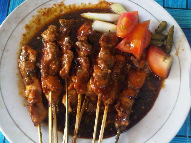 Sate Hayam Wuruk khas Pekalongan, 1. Sego Megono khas Pekalongan, 2. Tauto, atau Soto Istimewa, 3. Pindang Tetel, 4. Kluban khas Pekalongan, 5. Sate Hayam Wuruk khas Pekalongan, 6. Kerupuk Tahu, 7. Garang Asem khas Pekalongan, 8. Lontong Lemprak, 9. Ganyong, Umbi-umbian Serbaguna, 10. Capret, 11. Kue Lumpang, 12. Getuk khas Pekalongan, 13. Kue Glundung, 14. Ongol-ongol khas Pekalongan, 15. Srintil, 16. Iwel-iwel, 17. Growol, 18. Apem Kesesi, 19. Gemblong, 20. Batik Pekalongan, 21. Limun Oriental, 22. Kopi Tjanting, 23. Ogak Jahe, 24. Keripik Tempe
