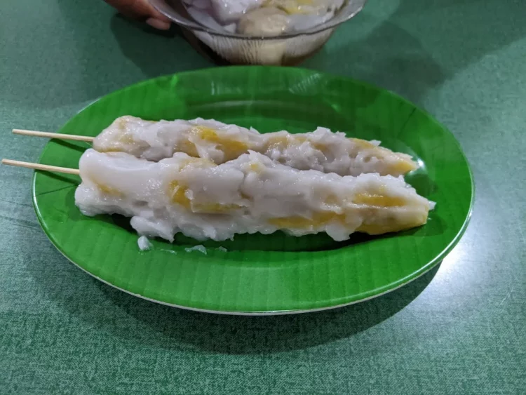 Sate Pisang Miroso via Google Maps @Bob, 1. Getuk Bolen, 2. Getuk Trio, 3. Klepon Magelang, 4. Jenang, 5. Ampyang atau Gula Kacang, 6. Keripik Getuk, 7. Wajik Magelang, 8. Slondok, 9. Tape Ketan Magelang, 10. Pothil, 11. Permen Tape, 12. Grubi, 13. Tahu Gundul, 14. Keripik Sayur, 15. Buntil Daun Talas, 16. Sate Pisang Miroso, 17. Puyur, 18. Krasikan, 19. Unthuk Cacing, 20. Geblek, 21. Yangko Mochi, 22. Kaos khas Magelang, 23. Miniatur Candi, 24. Kerajinan Pahat Batu, 25. Kerajinan Gerabah, 26. Gendolo Khas Magelang, 27. Kupat Tahu Dompleng Khas Magelang, 28. Wedang Kacang Khas Magelang, 29. Sarung Tenun Khas Magelang, 30. Kerajinan Kerang Khas Magelang, 31. Batik Khas Magelang, 32. Ukiran Kayu dan Tanduk Khas Magelang, 33. Wayang Kertas Khas Magelang, 34. Wayang Kulit Khas Magelang, 35. Miniatur Alat Musik Gamelan