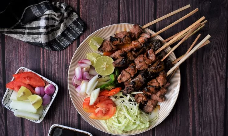 Sate Winong, 1. Kue Lompong, 2. Rengginang, 3. Kue Satu, 4. Lanting Purworejo, 5. Jenang Krasikan, 6. Geblek, 7. Jipang, 8. Mendut, 9. Clorot, 10. Cenil, 11. Sego Penek Ngandul, 12. Kupat Tahu, 13. Sego Koyor, 14. Sate Winong, 15. Itu Ireng, 16. Sego Megono, 17. Sop Pak Giyo Kondang Roso