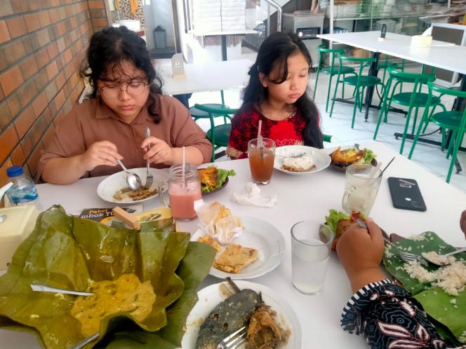 Sego N'Deso Yudhi Kristianto, 1. Warung Makan Senerek Bu Atmo, 2. New Kebon Tebu Resto &amp; Cafe, 3. Lokal Folk Cafe Magelang, 4. Rumah Makan Tip Top, 5. Angkringan Mas Didot, 6. Sego N’Deso, 7. Kuliner Tuin Van Java Alun-Alun Magelang, 8. Waroeng Spesial Sambal SS, 9. Kupat Tahu Pojok Magelang, 10. RM Laras Hati, 11. Garden Steak, 12. RM Ayam Kosek Panjiwo, 13. RM Pancoran (Non Halal), 14. Ayam Goreng Bu Tatik, 15. SOTO SEMARANG Sriwijaya, 16. Bakso Enak Kutoarjo, 17. Tahu Kupat Pak Pangat, 18. RM Es Eny, 19. Pakelan Restaurant, 20. Rumah Makan Elok Saiyo, 21. Nagoya Japanese Fusion Resto Magelang, 22. Soto Ayam Mbah Mul, 23. CHOP CHOP MAGELANG, 24. Keboen Semilir, 25. Benoa Cafe and Resto