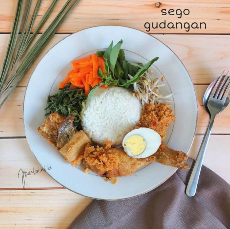 Sego Gudangan via instagram @marthaalvita, 1. Kue Apem Jatinom, 2. Kepel Ciro Pedan, 3. Getuk Yoko Kurung, 4. Sop Ayam Pak Min, 5. Keripik Belut, 6. Keripik Paru, 7. Keripik Kulit Ceker Ayam, 9. Keripik Tempe, 10. Sego Wiwit, 11. Ayam Panggang Klaten, 12. Sego Gudangan, 13. Nasi Terancam Klaten, 14. Angkringan (HIK) Khas Klaten, 15. Swike Kodok (Non Halal), 16. Rempeyek Ikan Cethul, 17. Wajik Klaten, 18. Peyek Kacang Daun Jeruk, 19. Nasi Tumpang Lethok, 20. Geplak khas Klaten, 21. Dawet Bayat Klaten, 22. Ayam Bakar khas Klaten, 23. Soto Ayam Klaten, 24. Tengkleng Kambing Klaten, 25. Surabi Klaten, 26. Sego Welut, 27. Bakmi Miroso, 28. Slondok, 29. Semprongan, 30. Kepel Klaten, 31. Wayang Kayu