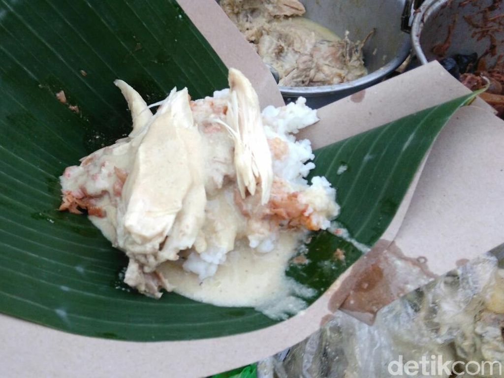 Sego Penek Ngandul via Detik, 1. Kue Lompong, 2. Rengginang, 3. Kue Satu, 4. Lanting Purworejo, 5. Jenang Krasikan, 6. Geblek, 7. Jipang, 8. Mendut, 9. Clorot, 10. Cenil, 11. Sego Penek Ngandul, 12. Kupat Tahu, 13. Sego Koyor, 14. Sate Winong, 15. Itu Ireng, 16. Sego Megono, 17. Sop Pak Giyo Kondang Roso
