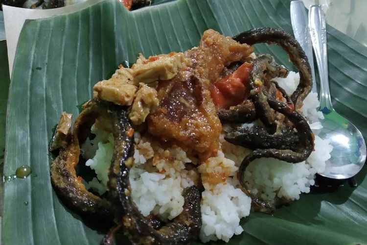 Sego Welut via Pikiran Rakyat, 1. Kue Apem Jatinom, 2. Kepel Ciro Pedan, 3. Getuk Yoko Kurung, 4. Sop Ayam Pak Min, 5. Keripik Belut, 6. Keripik Paru, 7. Keripik Kulit Ceker Ayam, 9. Keripik Tempe, 10. Sego Wiwit, 11. Ayam Panggang Klaten, 12. Sego Gudangan, 13. Nasi Terancam Klaten, 14. Angkringan (HIK) Khas Klaten, 15. Swike Kodok (Non Halal), 16. Rempeyek Ikan Cethul, 17. Wajik Klaten, 18. Peyek Kacang Daun Jeruk, 19. Nasi Tumpang Lethok, 20. Geplak khas Klaten, 21. Dawet Bayat Klaten, 22. Ayam Bakar khas Klaten, 23. Soto Ayam Klaten, 24. Tengkleng Kambing Klaten, 25. Surabi Klaten, 26. Sego Welut, 27. Bakmi Miroso, 28. Slondok, 29. Semprongan, 30. Kepel Klaten, 31. Wayang Kayu