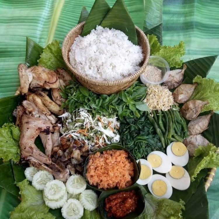 Sego Wiwit via instagram @waroenghawe, 1. Kue Apem Jatinom, 2. Kepel Ciro Pedan, 3. Getuk Yoko Kurung, 4. Sop Ayam Pak Min, 5. Keripik Belut, 6. Keripik Paru, 7. Keripik Kulit Ceker Ayam, 9. Keripik Tempe, 10. Sego Wiwit, 11. Ayam Panggang Klaten, 12. Sego Gudangan, 13. Nasi Terancam Klaten, 14. Angkringan (HIK) Khas Klaten, 15. Swike Kodok (Non Halal), 16. Rempeyek Ikan Cethul, 17. Wajik Klaten, 18. Peyek Kacang Daun Jeruk, 19. Nasi Tumpang Lethok, 20. Geplak khas Klaten, 21. Dawet Bayat Klaten, 22. Ayam Bakar khas Klaten, 23. Soto Ayam Klaten, 24. Tengkleng Kambing Klaten, 25. Surabi Klaten, 26. Sego Welut, 27. Bakmi Miroso, 28. Slondok, 29. Semprongan, 30. Kepel Klaten, 31. Wayang Kayu