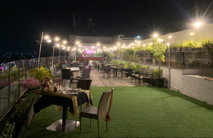 Sky Room Dining Lounge via Google Maps Aldy Syaputro Widiyanto, 1. Nine House Kitchen Alfresco, 2. The Arbanat Kitchen Café Lounge, 3. Signora Pasta Malang, 4. Saigonsan, Hotel Tugu Malang, 5. Bukit Delight Restaurant, 6. OURA Restaurant, 7.  HABBIT Eatery Coffee &amp; Beer (Non HALAL), 8. Madame Wang Secret Garden, 9. Jardin Restaurant, 10. Hungry Kitten Authentic Steakhouse Grill, 11. Djati Lounge Malang, 12. Javanine Resto Malang, 13. Taman Indie Resto, 14. Rawon Nguling, 15. Depot Gang Djangkrik, 16. Inggil Museum Resto, 17. Melati Restaurant, 18. Gardenia Resto (Tutup), 19. Sky Room Dining Lounge