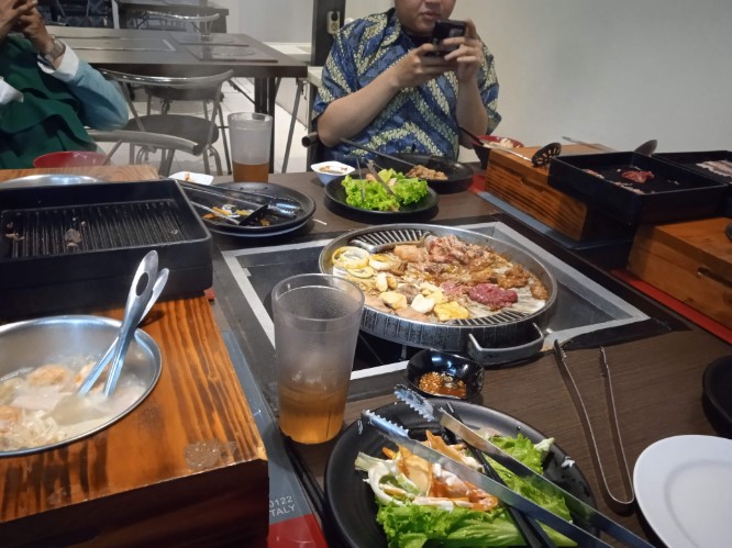 1. Ngunya BBQ &amp; Suki, 2. Steak 21, 3. Giant Shabu, 4. Kita Steamboat &amp; Yakiniku, 5. Shukaku BBQ, Shabu &amp; Agemono Bekasi, 6. Oh My Grill Jatiwaringin, 7. KKUMGA Korean BBQ, 8. Shabu Yoi Bekasi, 9. Sushi Tei SMB, 10. Shaburi &amp; Kintan Buffet , 11. WABEGA BBQ (Tutup), 12. Bamboo Dimsum Harapan Indah (Tutup), 13. Gogi-gui All You Can Eat Korean BBQ, 15. Shabu Shabu On-Yasai, 16. Pochajjang Summarecon Bekasi , 17. SukaSuki Grill &amp; Steamboat, 18. 90 Bun BBQ House AYCE Pondok Gede, 19. Mr.Sumo, 20. Sogogi Shabu &amp; Grill Galaxy Bekasi, 21. JaeSan Grill by Warung Bang Panjul, 22. Yuraku Restaurant, 24. Hanamasa Bekasi, 25. Gyu-kaku Japanese BBQ, 26. Mashiseo, 27. Raa Cha Suki &amp; Barbeque Summarecon Mal Bekasi