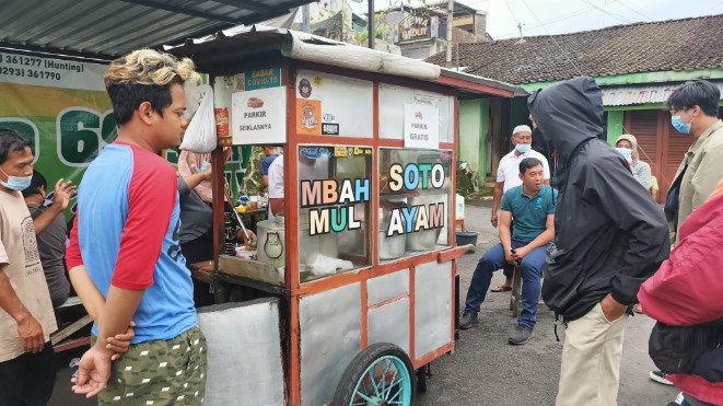 Soto Ayam Mbah Mul Imam Risoyo, 1. Warung Makan Senerek Bu Atmo, 2. New Kebon Tebu Resto &amp; Cafe, 3. Lokal Folk Cafe Magelang, 4. Rumah Makan Tip Top, 5. Angkringan Mas Didot, 6. Sego N’Deso, 7. Kuliner Tuin Van Java Alun-Alun Magelang, 8. Waroeng Spesial Sambal SS, 9. Kupat Tahu Pojok Magelang, 10. RM Laras Hati, 11. Garden Steak, 12. RM Ayam Kosek Panjiwo, 13. RM Pancoran (Non Halal), 14. Ayam Goreng Bu Tatik, 15. SOTO SEMARANG Sriwijaya, 16. Bakso Enak Kutoarjo, 17. Tahu Kupat Pak Pangat, 18. RM Es Eny, 19. Pakelan Restaurant, 20. Rumah Makan Elok Saiyo, 21. Nagoya Japanese Fusion Resto Magelang, 22. Soto Ayam Mbah Mul, 23. CHOP CHOP MAGELANG, 24. Keboen Semilir, 25. Benoa Cafe and Resto