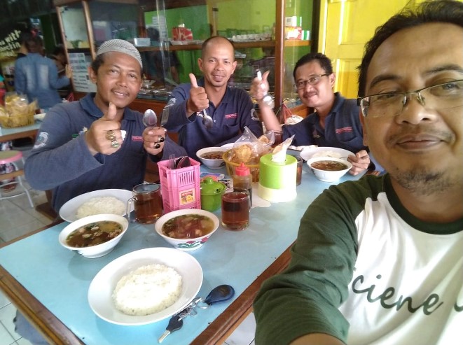 Soto Edo Dan Gule Drukmansyah Dede, 1. Rumah Makan Saung Teko, 2. Rumah Makan Sawargi, 3. Tahu Palasari Sumedang, 4. Tahu Jembar Manah Samoja, 5. Rumah Makan Joglo Sumedang, 6. Sate Iting, 7. Rumah Makan Alam Sari, 8. Tahu Citarasa, 9. Rumah Makan Saung Cibingbin 2, 10. Ladang View Margalaksana, 11. Pizza Bugen Hj. Atikah, 12. Rumah Makan Ponyo di Sumedang, 13. Rumah Makan Kartika, 14. Rumah Makan Cahaya Sari, 15. Rumah Makan Organik Saung Nini, 16. Rumah Makan Khas Sunda Cibiuk, 17. Mayasi Sumedang, 18. Saung Alam Flora, 19. Tahu Bungkeng 1917, 20. Tutug Oncom KAJOJO, 21. Rumah Makan Cahaya Sari Gepuk Ma Acih, 22. Warung Nasi Sederhana Hj Erat, 23. Soto Edo Dan Gule, 24. Waroeng Hotplate, 25. Dapur Seafood