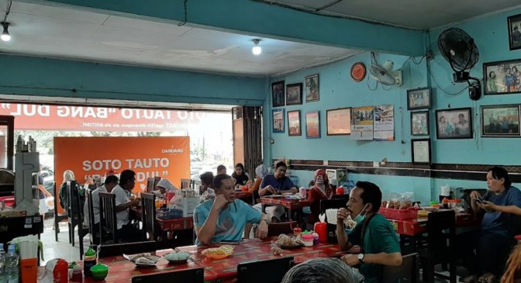 Soto Tauto Bang Dul Pekalongan (Pusat) Maynard Colondam, 1. Sego Dalem, 2. RM Selaras, 3. Teh Jawa Resto, 4. Warung Masduki, 5. Sego Kucing Jogja Pekalongan, 6. Teras Bali, 7. Obonk Steak &amp; Ribs, 8. Pondok Ikan Bakar WIROTO, 9. Rumah Makan Panderasa, 10. Warung Makan Murah Meriah Pekalongan, 11. RM Sop Buntut Bu Leman, 12. Kios KUSTIANI, 13. Ayam Gepuk Super Lezat, 14. Sego Rakyat Mbak Ibah, 15. Teras Makan Indra Sari, 16. RM Sari Raos, 17. Nasi Uwet Haji Zarkasi, 18. Ayam Bakar Wong Solo, 19. Jade Restoran, 20. Raja Ampat Resto, 21. Soto Tauto Bang Dul Pekalongan (Pusat), 22. Soto Kudus Adi Roso, 23. RM Bung Kombor Kepiting, 24. Rumah Makan Sedep Wangi, 25. Pondok Ikan Bakar hitam Manis, 26. Garang Asem H. Masduki, 27. Lesehan Nasi Megono