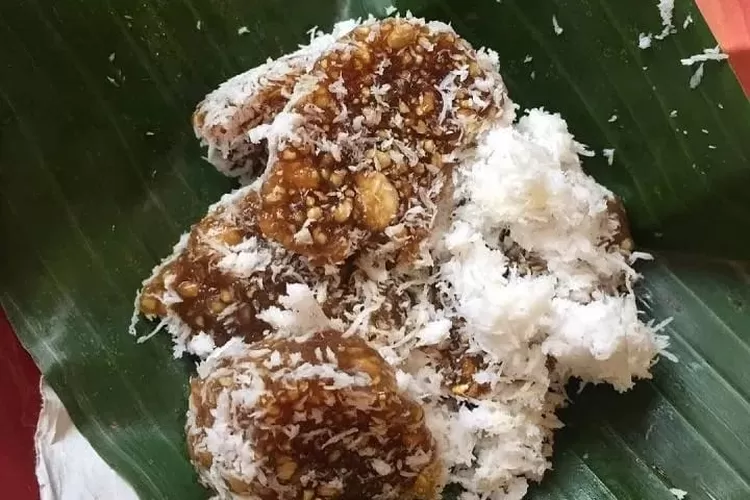 Srintil, 1. Sego Megono khas Pekalongan, 2. Tauto, atau Soto Istimewa, 3. Pindang Tetel, 4. Kluban khas Pekalongan, 5. Sate Hayam Wuruk khas Pekalongan, 6. Kerupuk Tahu, 7. Garang Asem khas Pekalongan, 8. Lontong Lemprak, 9. Ganyong, Umbi-umbian Serbaguna, 10. Capret, 11. Kue Lumpang, 12. Getuk khas Pekalongan, 13. Kue Glundung, 14. Ongol-ongol khas Pekalongan, 15. Srintil, 16. Iwel-iwel, 17. Growol, 18. Apem Kesesi, 19. Gemblong, 20. Batik Pekalongan, 21. Limun Oriental, 22. Kopi Tjanting, 23. Ogak Jahe, 24. Keripik Tempe