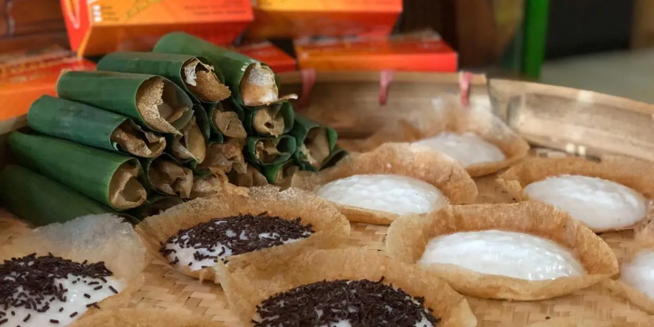Surabi Klaten, 1. Kue Apem Jatinom, 2. Kepel Ciro Pedan, 3. Getuk Yoko Kurung, 4. Sop Ayam Pak Min, 5. Keripik Belut, 6. Keripik Paru, 7. Keripik Kulit Ceker Ayam, 9. Keripik Tempe, 10. Sego Wiwit, 11. Ayam Panggang Klaten, 12. Sego Gudangan, 13. Nasi Terancam Klaten, 14. Angkringan (HIK) Khas Klaten, 15. Swike Kodok (Non Halal), 16. Rempeyek Ikan Cethul, 17. Wajik Klaten, 18. Peyek Kacang Daun Jeruk, 19. Nasi Tumpang Lethok, 20. Geplak khas Klaten, 21. Dawet Bayat Klaten, 22. Ayam Bakar khas Klaten, 23. Soto Ayam Klaten, 24. Tengkleng Kambing Klaten, 25. Surabi Klaten, 26. Sego Welut, 27. Bakmi Miroso, 28. Slondok, 29. Semprongan, 30. Kepel Klaten, 31. Wayang Kayu
