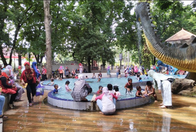 Taman Krida Wisata Kudus Yusuf Salam, 1. Istana Candi (Resto dan Kolam Renang), 2. Kolam Renang Hexzone Terapi, 3. Kolam Renang Lambao, 4. Kolam Renang Bangkit Barokah, 5. Kolam Renang Tirta Santoso, 6. ARS Waterpark, 7. Waterpark Mulia Wisata, 8. Kolam Renang Museum Kretek, 9. Waterboom Taman Krida, 10. Waterboom Bukit Coffee, 11. The PeakView Waterboom &amp; Resto, 12. Cipto Mini Waterboom Undaan Lor Kudus, 13. Waterboom Mulia Klambu, 14. Bumi Honocoroko (Tutup), 15. Kolam Renang Joglo Dopang, 16. Kolam Renang Bambu Tirta