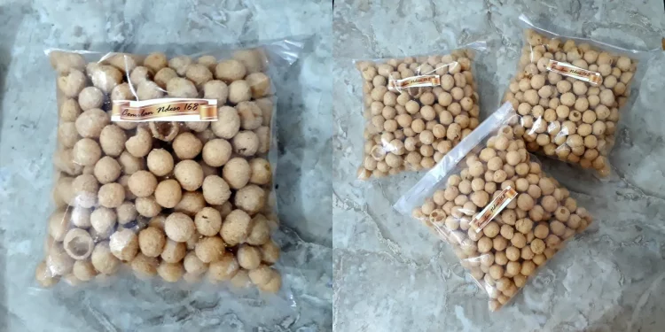 Tahu Gundul via Tokopedia, 1. Getuk Bolen, 2. Getuk Trio, 3. Klepon Magelang, 4. Jenang, 5. Ampyang atau Gula Kacang, 6. Keripik Getuk, 7. Wajik Magelang, 8. Slondok, 9. Tape Ketan Magelang, 10. Pothil, 11. Permen Tape, 12. Grubi, 13. Tahu Gundul, 14. Keripik Sayur, 15. Buntil Daun Talas, 16. Sate Pisang Miroso, 17. Puyur, 18. Krasikan, 19. Unthuk Cacing, 20. Geblek, 21. Yangko Mochi, 22. Kaos khas Magelang, 23. Miniatur Candi, 24. Kerajinan Pahat Batu, 25. Kerajinan Gerabah, 26. Gendolo Khas Magelang, 27. Kupat Tahu Dompleng Khas Magelang, 28. Wedang Kacang Khas Magelang, 29. Sarung Tenun Khas Magelang, 30. Kerajinan Kerang Khas Magelang, 31. Batik Khas Magelang, 32. Ukiran Kayu dan Tanduk Khas Magelang, 33. Wayang Kertas Khas Magelang, 34. Wayang Kulit Khas Magelang, 35. Miniatur Alat Musik Gamelan