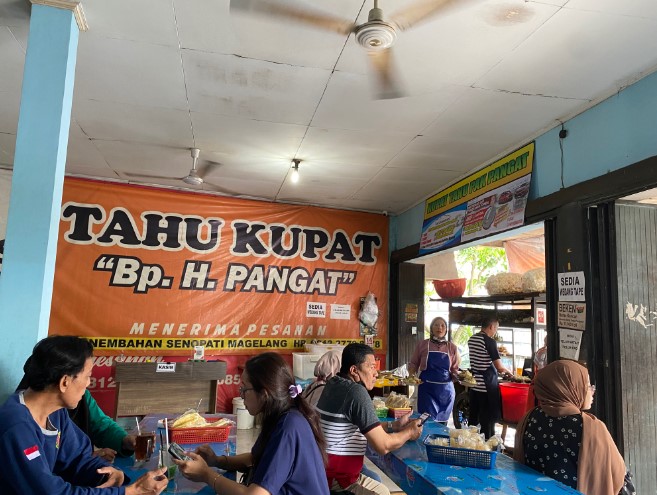 Tahu Kupat Pak Pangat Krisna Setiawan, 1. Warung Makan Senerek Bu Atmo, 2. New Kebon Tebu Resto &amp; Cafe, 3. Lokal Folk Cafe Magelang, 4. Rumah Makan Tip Top, 5. Angkringan Mas Didot, 6. Sego N’Deso, 7. Kuliner Tuin Van Java Alun-Alun Magelang, 8. Waroeng Spesial Sambal SS, 9. Kupat Tahu Pojok Magelang, 10. RM Laras Hati, 11. Garden Steak, 12. RM Ayam Kosek Panjiwo, 13. RM Pancoran (Non Halal), 14. Ayam Goreng Bu Tatik, 15. SOTO SEMARANG Sriwijaya, 16. Bakso Enak Kutoarjo, 17. Tahu Kupat Pak Pangat, 18. RM Es Eny, 19. Pakelan Restaurant, 20. Rumah Makan Elok Saiyo, 21. Nagoya Japanese Fusion Resto Magelang, 22. Soto Ayam Mbah Mul, 23. CHOP CHOP MAGELANG, 24. Keboen Semilir, 25. Benoa Cafe and Resto