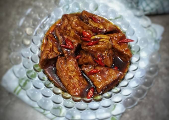 Tahu Kecap via Cookpad, 1. Soto Kerbau, 2. Soto Kudus, 3. Sate Kerbau, 4. Lentog Tanjung, 5. Nasi Pindang Kerbau, 6. Garang Asem, 7. Jenang Kudus, 8. Keciput, 9. Ceriping Pisang, 10. Intip Ketan, 11. Jongklong, 12. Madu Mongso, 13. Geplak Sari, 14. Rengginang, 15. Tape Ketan, 16. Soto Kaki Kambing Gang 3, 17. Nasi Opor Sunggingan, 18. Nasi Ayam Mentog Kasmini, 19. Ayam Gongso, 20. Kacang Bawang Sumber Geulis, 21. Sirup Parijoto, 22. Pecel Pakis Colo, 23. Tahu Kecap, 24. Sayur Kangkung Santan, 25. Kopi Jetak, 26. Wedang Pejuh, 27. Wedang Coro, 28. Tahu Telur, 29. Nasi Jangkrik Daun Jati, 30. Lepet, 31. Kopi Muria, 32. Bumbu Pecel, 33. Keripik Kulit Pisang Tanduk, 34. Keripik Pakis, 35. Gethuk Nyimut Kajar, 36. Batik Khas Kudus, 37. Caping Kalo, 38. Kerajinan Bambu Desa Jepang, 39. Kerajinan Limbah Kayu, 40. Kerajinan Tempurung Kelapa, 41. Peci Goni, 42. Peci Pandan