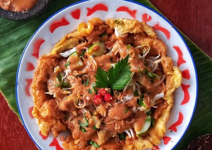 Tahu Telur via Cookpad, 1. Soto Kerbau, 2. Soto Kudus, 3. Sate Kerbau, 4. Lentog Tanjung, 5. Nasi Pindang Kerbau, 6. Garang Asem, 7. Jenang Kudus, 8. Keciput, 9. Ceriping Pisang, 10. Intip Ketan, 11. Jongklong, 12. Madu Mongso, 13. Geplak Sari, 14. Rengginang, 15. Tape Ketan, 16. Soto Kaki Kambing Gang 3, 17. Nasi Opor Sunggingan, 18. Nasi Ayam Mentog Kasmini, 19. Ayam Gongso, 20. Kacang Bawang Sumber Geulis, 21. Sirup Parijoto, 22. Pecel Pakis Colo, 23. Tahu Kecap, 24. Sayur Kangkung Santan, 25. Kopi Jetak, 26. Wedang Pejuh, 27. Wedang Coro, 28. Tahu Telur, 29. Nasi Jangkrik Daun Jati, 30. Lepet, 31. Kopi Muria, 32. Bumbu Pecel, 33. Keripik Kulit Pisang Tanduk, 34. Keripik Pakis, 35. Gethuk Nyimut Kajar, 36. Batik Khas Kudus, 37. Caping Kalo, 38. Kerajinan Bambu Desa Jepang, 39. Kerajinan Limbah Kayu, 40. Kerajinan Tempurung Kelapa, 41. Peci Goni, 42. Peci Pandan
