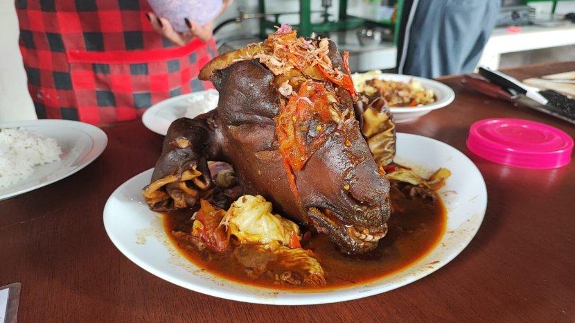 Tengkleng Kambing Klaten via Tribun Solo, 1. Kue Apem Jatinom, 2. Kepel Ciro Pedan, 3. Getuk Yoko Kurung, 4. Sop Ayam Pak Min, 5. Keripik Belut, 6. Keripik Paru, 7. Keripik Kulit Ceker Ayam, 9. Keripik Tempe, 10. Sego Wiwit, 11. Ayam Panggang Klaten, 12. Sego Gudangan, 13. Nasi Terancam Klaten, 14. Angkringan (HIK) Khas Klaten, 15. Swike Kodok (Non Halal), 16. Rempeyek Ikan Cethul, 17. Wajik Klaten, 18. Peyek Kacang Daun Jeruk, 19. Nasi Tumpang Lethok, 20. Geplak khas Klaten, 21. Dawet Bayat Klaten, 22. Ayam Bakar khas Klaten, 23. Soto Ayam Klaten, 24. Tengkleng Kambing Klaten, 25. Surabi Klaten, 26. Sego Welut, 27. Bakmi Miroso, 28. Slondok, 29. Semprongan, 30. Kepel Klaten, 31. Wayang Kayu