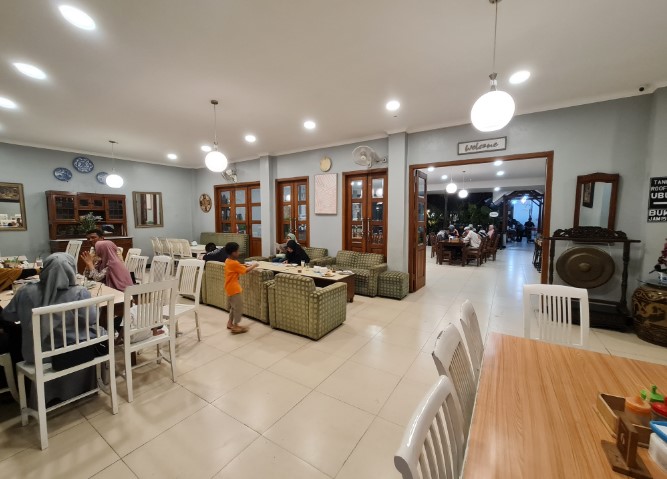 Teras Bali Ani Ekade, 1. Sego Dalem, 2. RM Selaras, 3. Teh Jawa Resto, 4. Warung Masduki, 5. Sego Kucing Jogja Pekalongan, 6. Teras Bali, 7. Obonk Steak &amp; Ribs, 8. Pondok Ikan Bakar WIROTO, 9. Rumah Makan Panderasa, 10. Warung Makan Murah Meriah Pekalongan, 11. RM Sop Buntut Bu Leman, 12. Kios KUSTIANI, 13. Ayam Gepuk Super Lezat, 14. Sego Rakyat Mbak Ibah, 15. Teras Makan Indra Sari, 16. RM Sari Raos, 17. Nasi Uwet Haji Zarkasi, 18. Ayam Bakar Wong Solo, 19. Jade Restoran, 20. Raja Ampat Resto, 21. Soto Tauto Bang Dul Pekalongan (Pusat), 22. Soto Kudus Adi Roso, 23. RM Bung Kombor Kepiting, 24. Rumah Makan Sedep Wangi, 25. Pondok Ikan Bakar hitam Manis, 26. Garang Asem H. Masduki, 27. Lesehan Nasi Megono
