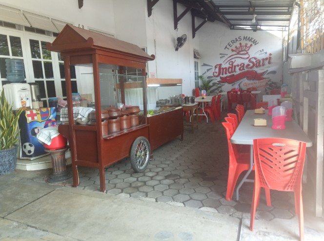 Teras Makan Indra Sari Indra Januatie, 1. Sego Dalem, 2. RM Selaras, 3. Teh Jawa Resto, 4. Warung Masduki, 5. Sego Kucing Jogja Pekalongan, 6. Teras Bali, 7. Obonk Steak &amp; Ribs, 8. Pondok Ikan Bakar WIROTO, 9. Rumah Makan Panderasa, 10. Warung Makan Murah Meriah Pekalongan, 11. RM Sop Buntut Bu Leman, 12. Kios KUSTIANI, 13. Ayam Gepuk Super Lezat, 14. Sego Rakyat Mbak Ibah, 15. Teras Makan Indra Sari, 16. RM Sari Raos, 17. Nasi Uwet Haji Zarkasi, 18. Ayam Bakar Wong Solo, 19. Jade Restoran, 20. Raja Ampat Resto, 21. Soto Tauto Bang Dul Pekalongan (Pusat), 22. Soto Kudus Adi Roso, 23. RM Bung Kombor Kepiting, 24. Rumah Makan Sedep Wangi, 25. Pondok Ikan Bakar hitam Manis, 26. Garang Asem H. Masduki, 27. Lesehan Nasi Megono