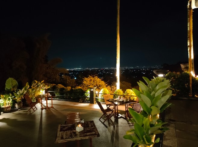 The Hills Dining Restaurant Fara Muhitha, 1. The Hills Dining Restaurant Semarang, 2. Bowery Restaurant, 3. S2 Indonesia Restaurant, 4. The Tavern, 5. Spiegel Bar & Bistro, 6. The Ribs & Dips, 7. Sky Line – Lounge & Exclusive Dining, 8. Pesta Keboen Restoran Semarang, 9. Horapa Seafood & Thai Kitchen, 10. AtoZ Bar Wine & Brasserie (Non-Halal), 11. Marugame Udon & Tempura, Paragon Mall Semarang, 12. Steak Hotel by Holycow, 13. Verve Bistro & Coffee Bar, 14. Koenokoeni Café Gallery, 15. MENSA The Table, 16. Goodfellas (Tutup), 17. D’Blasteran, 18. Rustico (Tutup), 19. Holiday Restaurant, 20. St. Lawrence Dining