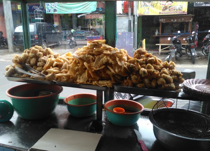 Tutug Oncom KAJOJO Enahsmd Jumaenah, 1. Rumah Makan Saung Teko, 2. Rumah Makan Sawargi, 3. Tahu Palasari Sumedang, 4. Tahu Jembar Manah Samoja, 5. Rumah Makan Joglo Sumedang, 6. Sate Iting, 7. Rumah Makan Alam Sari, 8. Tahu Citarasa, 9. Rumah Makan Saung Cibingbin 2, 10. Ladang View Margalaksana, 11. Pizza Bugen Hj. Atikah, 12. Rumah Makan Ponyo di Sumedang, 13. Rumah Makan Kartika, 14. Rumah Makan Cahaya Sari, 15. Rumah Makan Organik Saung Nini, 16. Rumah Makan Khas Sunda Cibiuk, 17. Mayasi Sumedang, 18. Saung Alam Flora, 19. Tahu Bungkeng 1917, 20. Tutug Oncom KAJOJO, 21. Rumah Makan Cahaya Sari Gepuk Ma Acih, 22. Warung Nasi Sederhana Hj Erat, 23. Soto Edo Dan Gule, 24. Waroeng Hotplate, 25. Dapur Seafood