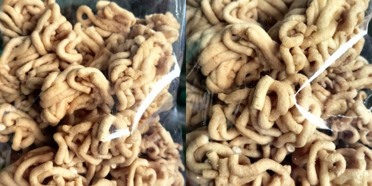 Unthuk Cacing via Tokopedia, 1. Getuk Bolen, 2. Getuk Trio, 3. Klepon Magelang, 4. Jenang, 5. Ampyang atau Gula Kacang, 6. Keripik Getuk, 7. Wajik Magelang, 8. Slondok, 9. Tape Ketan Magelang, 10. Pothil, 11. Permen Tape, 12. Grubi, 13. Tahu Gundul, 14. Keripik Sayur, 15. Buntil Daun Talas, 16. Sate Pisang Miroso, 17. Puyur, 18. Krasikan, 19. Unthuk Cacing, 20. Geblek, 21. Yangko Mochi, 22. Kaos khas Magelang, 23. Miniatur Candi, 24. Kerajinan Pahat Batu, 25. Kerajinan Gerabah, 26. Gendolo Khas Magelang, 27. Kupat Tahu Dompleng Khas Magelang, 28. Wedang Kacang Khas Magelang, 29. Sarung Tenun Khas Magelang, 30. Kerajinan Kerang Khas Magelang, 31. Batik Khas Magelang, 32. Ukiran Kayu dan Tanduk Khas Magelang, 33. Wayang Kertas Khas Magelang, 34. Wayang Kulit Khas Magelang, 35. Miniatur Alat Musik Gamelan