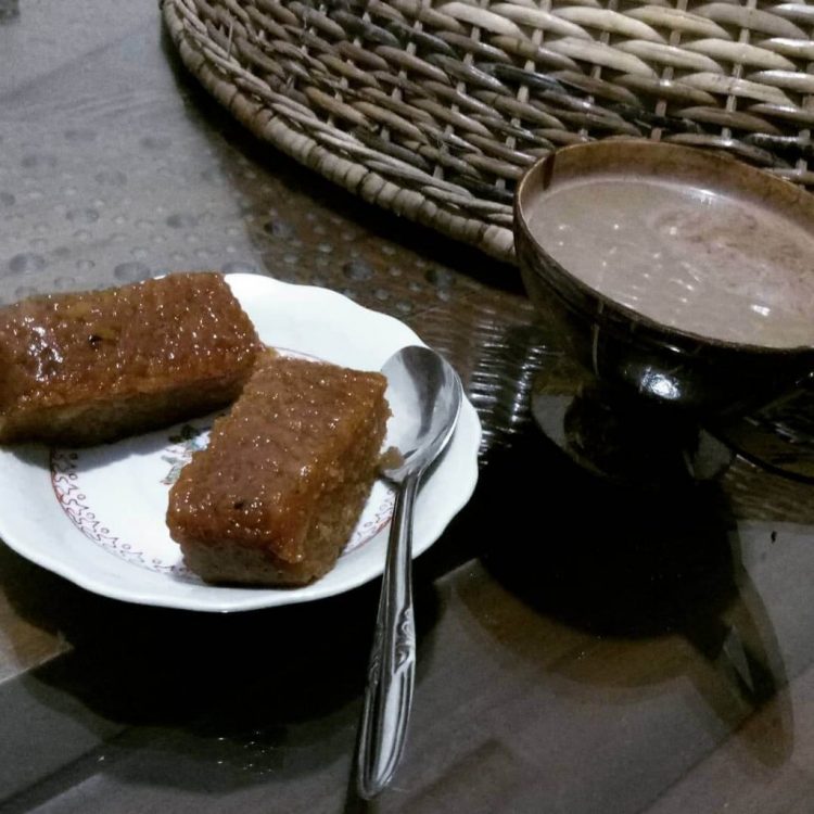Wajik Klaten via Instagram.com @emiduwi, 1. Kue Apem Jatinom, 2. Kepel Ciro Pedan, 3. Getuk Yoko Kurung, 4. Sop Ayam Pak Min, 5. Keripik Belut, 6. Keripik Paru, 7. Keripik Kulit Ceker Ayam, 9. Keripik Tempe, 10. Sego Wiwit, 11. Ayam Panggang Klaten, 12. Sego Gudangan, 13. Nasi Terancam Klaten, 14. Angkringan (HIK) Khas Klaten, 15. Swike Kodok (Non Halal), 16. Rempeyek Ikan Cethul, 17. Wajik Klaten, 18. Peyek Kacang Daun Jeruk, 19. Nasi Tumpang Lethok, 20. Geplak khas Klaten, 21. Dawet Bayat Klaten, 22. Ayam Bakar khas Klaten, 23. Soto Ayam Klaten, 24. Tengkleng Kambing Klaten, 25. Surabi Klaten, 26. Sego Welut, 27. Bakmi Miroso, 28. Slondok, 29. Semprongan, 30. Kepel Klaten, 31. Wayang Kayu