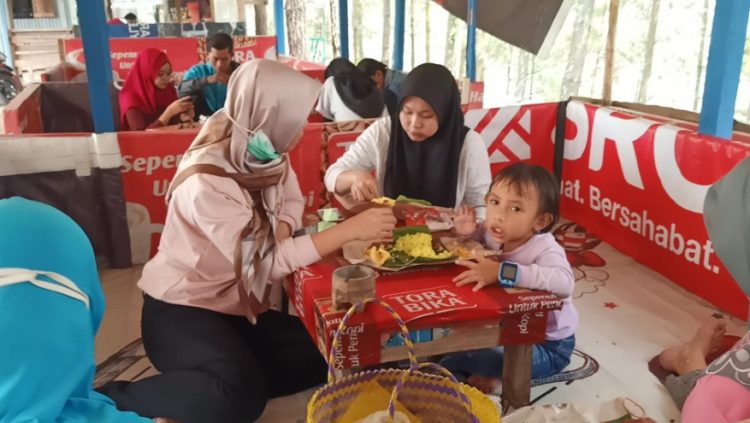 Warung Alas Pinus Agus huda, 1. Cangkruan Onokabeh, 2. Coffee Oyiend, 3. Dapur Kurasa, 4. Tjingkir Songo, 5. Warung Alas Pinus, 6. Gartenhütte Kaffee und Aussicht, 7. Jungle Cafe, 8. LA VERDE CAFE, 9. Bustan Allaca, 10. Warung Kadutan, 12. KEDAI PIECU, 13. Cafe Sabin, 14. Sehati Cafe, 15. KEDAI KENANGA Trawas, 16. Elok Cafe, 17. Warung Coffee Oyie’nd, 18. Delta Cafe (Tutup), 19. Sunrise Cafe Trawas, 20. Teras Treteh, 21. D, Caffee, 22. WARUNG MEMORI, 23. Warkop Trawas, 24. BACoffee (BumiAngkerCoffee), 25. Gartenhütte. Kaffee und Aussicht, 26. Alas Trawas by Santoso Group (REAL), 27. Dimensi Kopi, 28. SBC ( Sawah Bar Cafe ), 29. Griya Cafe Trawas, 30. Paido Trawas