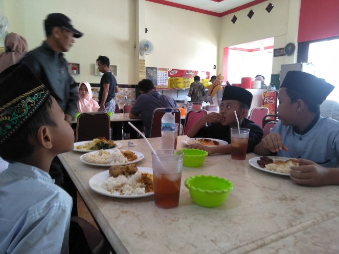 Warung Makan Murah Meriah Pekalongan Bung Sucipto, 1. Sego Dalem, 2. RM Selaras, 3. Teh Jawa Resto, 4. Warung Masduki, 5. Sego Kucing Jogja Pekalongan, 6. Teras Bali, 7. Obonk Steak &amp; Ribs, 8. Pondok Ikan Bakar WIROTO, 9. Rumah Makan Panderasa, 10. Warung Makan Murah Meriah Pekalongan, 11. RM Sop Buntut Bu Leman, 12. Kios KUSTIANI, 13. Ayam Gepuk Super Lezat, 14. Sego Rakyat Mbak Ibah, 15. Teras Makan Indra Sari, 16. RM Sari Raos, 17. Nasi Uwet Haji Zarkasi, 18. Ayam Bakar Wong Solo, 19. Jade Restoran, 20. Raja Ampat Resto, 21. Soto Tauto Bang Dul Pekalongan (Pusat), 22. Soto Kudus Adi Roso, 23. RM Bung Kombor Kepiting, 24. Rumah Makan Sedep Wangi, 25. Pondok Ikan Bakar hitam Manis, 26. Garang Asem H. Masduki, 27. Lesehan Nasi Megono