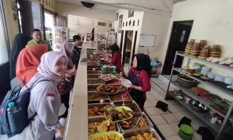 Warung Nasi Sederhana Hj Erat via Google Maps Supri Yatno, 1. Rumah Makan Saung Teko, 2. Rumah Makan Sawargi, 3. Tahu Palasari Sumedang, 4. Tahu Jembar Manah Samoja, 5. Rumah Makan Joglo Sumedang, 6. Sate Iting, 7. Rumah Makan Alam Sari, 8. Tahu Citarasa, 9. Rumah Makan Saung Cibingbin 2, 10. Ladang View Margalaksana, 11. Pizza Bugen Hj. Atikah, 12. Rumah Makan Ponyo di Sumedang, 13. Rumah Makan Kartika, 14. Rumah Makan Cahaya Sari, 15. Rumah Makan Organik Saung Nini, 16. Rumah Makan Khas Sunda Cibiuk, 17. Mayasi Sumedang, 18. Saung Alam Flora, 19. Tahu Bungkeng 1917, 20. Tutug Oncom KAJOJO, 21. Rumah Makan Cahaya Sari Gepuk Ma Acih, 22. Warung Nasi Sederhana Hj Erat, 23. Soto Edo Dan Gule, 24. Waroeng Hotplate, 25. Dapur Seafood