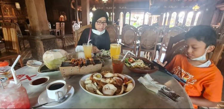 Waroeng Pati YaYaN, 1. Omah Cabe, 2. RM Kembang Joyo, 3. RM Dapoer Emak Pati, 4. Mbok Endut Pati, 5. Waroeng SS – Spesial Sambal, 6. Omah Kuno Seafood and Coffee, 7. Resto Surya, 8. Waroeng Pati, 9. RM Suka Suka, 10. RM Sapto Renggo Baru, 11. Kampoeng Pati, 12. The Anya Garden And Resto, 13. Warung Makan Kamandowo, 14. Nasi Gandul Romantis Pak H S Sardi, 15. Rindang 84, 16. the dona & doni, 17. Resto Omah Sapi, 18. Pelangi Seafood & Chinese food Halal, 19. Logissteak, 20. Laras Rasa Resto Seafood, 21. Pemancingan Sumber Urip, 22. Sushi Queen, 23. Nasi Pedes Tempe Semangit Mbak Sus, 24. WK Seafood Kaliampo Margorejo Pati, 25. Goedang Kapoek Resto, 26. Kampoeng Air Resto, 27. Riantika Warehouse