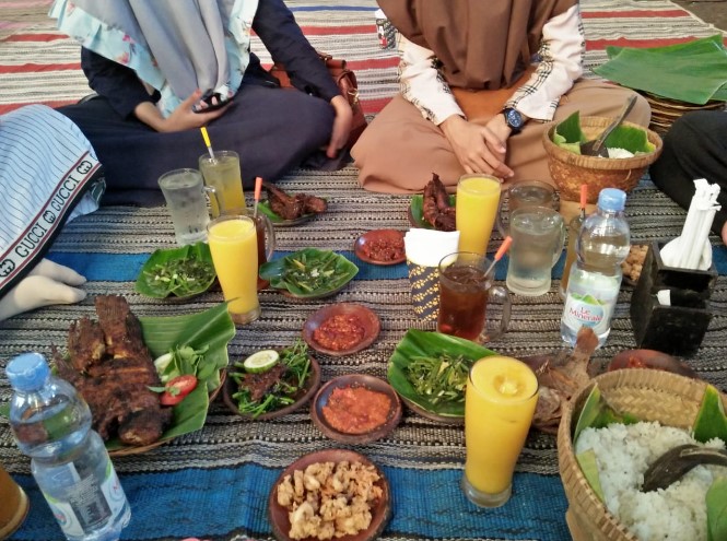 Waroeng SS - Spesial Sambal Fitria Nafisatin Nahari, 1. Omah Cabe, 2. RM Kembang Joyo, 3. RM Dapoer Emak Pati, 4. Mbok Endut Pati, 5. Waroeng SS – Spesial Sambal, 6. Omah Kuno Seafood and Coffee, 7. Resto Surya, 8. Waroeng Pati, 9. RM Suka Suka, 10. RM Sapto Renggo Baru, 11. Kampoeng Pati, 12. The Anya Garden And Resto, 13. Warung Makan Kamandowo, 14. Nasi Gandul Romantis Pak H S Sardi, 15. Rindang 84, 16. the dona & doni, 17. Resto Omah Sapi, 18. Pelangi Seafood & Chinese food Halal, 19. Logissteak, 20. Laras Rasa Resto Seafood, 21. Pemancingan Sumber Urip, 22. Sushi Queen, 23. Nasi Pedes Tempe Semangit Mbak Sus, 24. WK Seafood Kaliampo Margorejo Pati, 25. Goedang Kapoek Resto, 26. Kampoeng Air Resto, 27. Riantika Warehouse