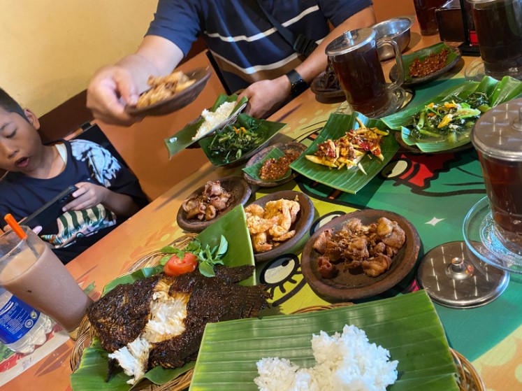 Waroeng Spesial Sambal SS Muhammad Fathir Al-Zidnie, 1. Warung Makan Senerek Bu Atmo, 2. New Kebon Tebu Resto &amp; Cafe, 3. Lokal Folk Cafe Magelang, 4. Rumah Makan Tip Top, 5. Angkringan Mas Didot, 6. Sego N’Deso, 7. Kuliner Tuin Van Java Alun-Alun Magelang, 8. Waroeng Spesial Sambal SS, 9. Kupat Tahu Pojok Magelang, 10. RM Laras Hati, 11. Garden Steak, 12. RM Ayam Kosek Panjiwo, 13. RM Pancoran (Non Halal), 14. Ayam Goreng Bu Tatik, 15. SOTO SEMARANG Sriwijaya, 16. Bakso Enak Kutoarjo, 17. Tahu Kupat Pak Pangat, 18. RM Es Eny, 19. Pakelan Restaurant, 20. Rumah Makan Elok Saiyo, 21. Nagoya Japanese Fusion Resto Magelang, 22. Soto Ayam Mbah Mul, 23. CHOP CHOP MAGELANG, 24. Keboen Semilir, 25. Benoa Cafe and Resto
