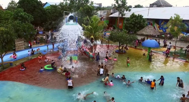 Waterboom Mulia Klambu, 1. Istana Candi (Resto dan Kolam Renang), 2. Kolam Renang Hexzone Terapi, 3. Kolam Renang Lambao, 4. Kolam Renang Bangkit Barokah, 5. Kolam Renang Tirta Santoso, 6. ARS Waterpark, 7. Waterpark Mulia Wisata, 8. Kolam Renang Museum Kretek, 9. Waterboom Taman Krida, 10. Waterboom Bukit Coffee, 11. The PeakView Waterboom &amp; Resto, 12. Cipto Mini Waterboom Undaan Lor Kudus, 13. Waterboom Mulia Klambu, 14. Bumi Honocoroko (Tutup), 15. Kolam Renang Joglo Dopang, 16. Kolam Renang Bambu Tirta