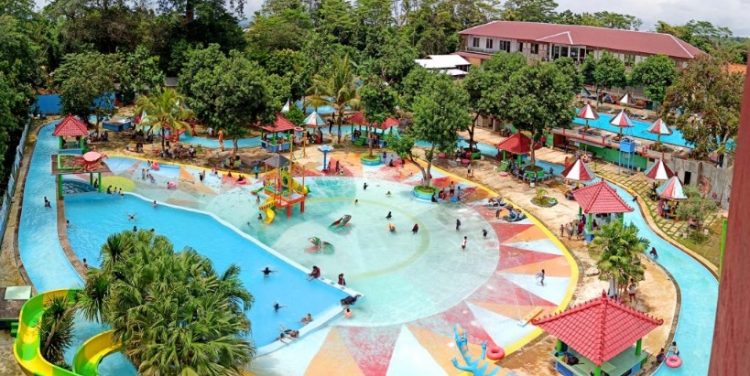 Waterpark Mulia Wisata, 1. Istana Candi (Resto dan Kolam Renang), 2. Kolam Renang Hexzone Terapi, 3. Kolam Renang Lambao, 4. Kolam Renang Bangkit Barokah, 5. Kolam Renang Tirta Santoso, 6. ARS Waterpark, 7. Waterpark Mulia Wisata, 8. Kolam Renang Museum Kretek, 9. Waterboom Taman Krida, 10. Waterboom Bukit Coffee, 11. The PeakView Waterboom &amp; Resto, 12. Cipto Mini Waterboom Undaan Lor Kudus, 13. Waterboom Mulia Klambu, 14. Bumi Honocoroko (Tutup), 15. Kolam Renang Joglo Dopang, 16. Kolam Renang Bambu Tirta