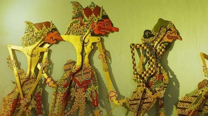 Wayang Kayu via Tribunejualbeli, 1. Kue Apem Jatinom, 2. Kepel Ciro Pedan, 3. Getuk Yoko Kurung, 4. Sop Ayam Pak Min, 5. Keripik Belut, 6. Keripik Paru, 7. Keripik Kulit Ceker Ayam, 9. Keripik Tempe, 10. Sego Wiwit, 11. Ayam Panggang Klaten, 12. Sego Gudangan, 13. Nasi Terancam Klaten, 14. Angkringan (HIK) Khas Klaten, 15. Swike Kodok (Non Halal), 16. Rempeyek Ikan Cethul, 17. Wajik Klaten, 18. Peyek Kacang Daun Jeruk, 19. Nasi Tumpang Lethok, 20. Geplak khas Klaten, 21. Dawet Bayat Klaten, 22. Ayam Bakar khas Klaten, 23. Soto Ayam Klaten, 24. Tengkleng Kambing Klaten, 25. Surabi Klaten, 26. Sego Welut, 27. Bakmi Miroso, 28. Slondok, 29. Semprongan, 30. Kepel Klaten, 31. Wayang Kayu