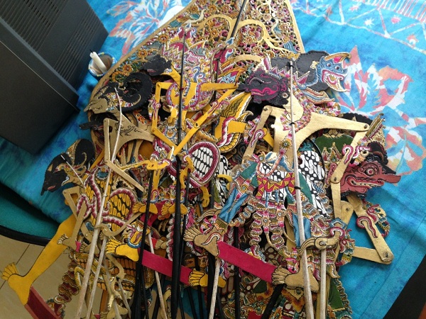 Wayang Kertas Khas Magelang, 1. Getuk Bolen, 2. Getuk Trio, 3. Klepon Magelang, 4. Jenang, 5. Ampyang atau Gula Kacang, 6. Keripik Getuk, 7. Wajik Magelang, 8. Slondok, 9. Tape Ketan Magelang, 10. Pothil, 11. Permen Tape, 12. Grubi, 13. Tahu Gundul, 14. Keripik Sayur, 15. Buntil Daun Talas, 16. Sate Pisang Miroso, 17. Puyur, 18. Krasikan, 19. Unthuk Cacing, 20. Geblek, 21. Yangko Mochi, 22. Kaos khas Magelang, 23. Miniatur Candi, 24. Kerajinan Pahat Batu, 25. Kerajinan Gerabah, 26. Gendolo Khas Magelang, 27. Kupat Tahu Dompleng Khas Magelang, 28. Wedang Kacang Khas Magelang, 29. Sarung Tenun Khas Magelang, 30. Kerajinan Kerang Khas Magelang, 31. Batik Khas Magelang, 32. Ukiran Kayu dan Tanduk Khas Magelang, 33. Wayang Kertas Khas Magelang, 34. Wayang Kulit Khas Magelang, 35. Miniatur Alat Musik Gamelan