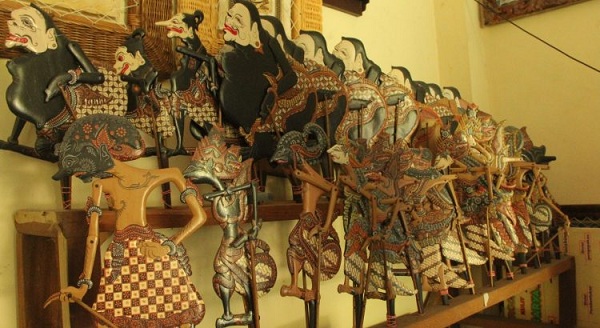Wayang Kulit Khas Magelang, 1. Getuk Bolen, 2. Getuk Trio, 3. Klepon Magelang, 4. Jenang, 5. Ampyang atau Gula Kacang, 6. Keripik Getuk, 7. Wajik Magelang, 8. Slondok, 9. Tape Ketan Magelang, 10. Pothil, 11. Permen Tape, 12. Grubi, 13. Tahu Gundul, 14. Keripik Sayur, 15. Buntil Daun Talas, 16. Sate Pisang Miroso, 17. Puyur, 18. Krasikan, 19. Unthuk Cacing, 20. Geblek, 21. Yangko Mochi, 22. Kaos khas Magelang, 23. Miniatur Candi, 24. Kerajinan Pahat Batu, 25. Kerajinan Gerabah, 26. Gendolo Khas Magelang, 27. Kupat Tahu Dompleng Khas Magelang, 28. Wedang Kacang Khas Magelang, 29. Sarung Tenun Khas Magelang, 30. Kerajinan Kerang Khas Magelang, 31. Batik Khas Magelang, 32. Ukiran Kayu dan Tanduk Khas Magelang, 33. Wayang Kertas Khas Magelang, 34. Wayang Kulit Khas Magelang, 35. Miniatur Alat Musik Gamelan