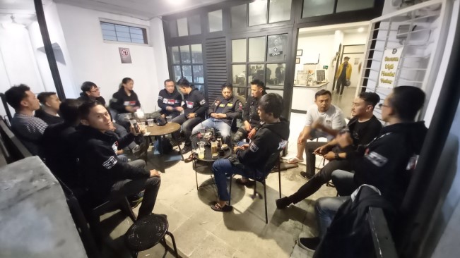 57 Terus Coffee Rian Fauzi, 1. Kopilogi, 2. Jemma Coffee, 3. Zabir Coffee and Friends, 4. Our Home ( Eat – Drink – Read ), 5. Hangout Cafe, 6. MENUME Terrace White Cafe, 7. D’Anclom Bistro (Tutup), 8. Garasi Mono Cafe (Tutup), 9. Toast Ngopi, 10. Roti & Kopi Gudang Rasa, 11. Lyfe Eatery (Tutup), 12. Talkie Space, 14. King Cafe, 15. Mahkota Java Cafe, 16. LAMANSUA Coffee, 17. 57 Terus Coffee, 18. D’Eleven Cafe & Resto (Tutup), 19. Cima Milk (Tutup), 20. Taman Kopi Cisurupan, 21. Collega Coffee, 22. Fratello Gelato and Coffee Shop (Tutup), 23. Warkop Mang Ucup, 24. Penyoe Kakopi, 25. Tempat Ketiga, 26. Balong, 27. Kopi Senja, 28. Yogiva Cafe and Resto, 29. SHAFF Resto & Cafe, 30. Benjamin Coffee Bar, 31. Cafe Cozy Afternoon, 32. Eatboss Garut (Tutup), 33. Hayoo Ngopi