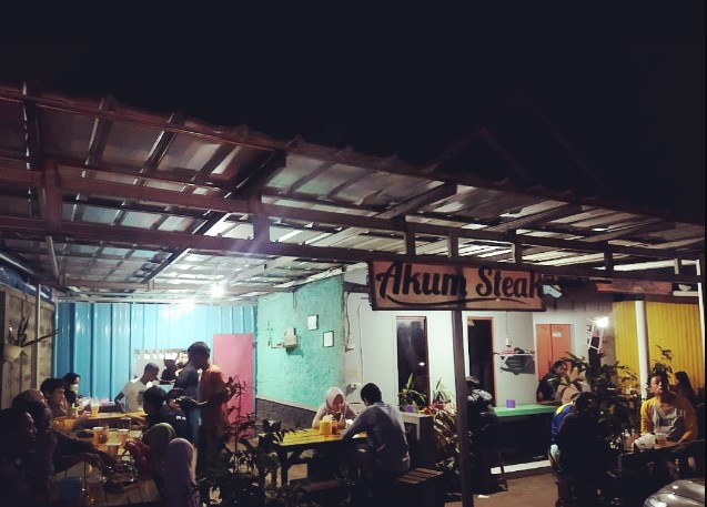 1. Kedai Kopi Biji, 2. Teens Cafe, 3. Barrade Koffie, 4. Flamboyant Kopi Areng, 5. Jandela Kopi, 6. Belrumm Coffee, 7. Warung Cikopi, 8. Overtime Coffee, 9. Akum Steak, 10. Kedai Berry and Billiard, 11. D Cof Cafe (Tutup), 12. Cokro Bubble &amp; Mie Jeko, 13. Kedai Kopi D’raja, 14. Chili and Cheer Cafe (Tutup), 15. Dapur Cep Bobby, 16. Satir, 17. Djoeanda 265 Coffee &amp; Kitchen, 18. Kopi Jati, 19. Kedai Viral Ciamis, 20. Lebih Dari Coffee, 21. D Cof Cafe (Tutup), 22. Sitdownkopi, 23. Shottime coffee, 24. Selaras Outdoor Cafe Ciamis, 25. Rumah Buni Cafe &amp; Resto, 26. Albaik, 27. Parkir Café D’Puncer, 28. DOM Coffee Ciamis, 29. Taya Coffee, 30. Partha Coffee and Kitchen (Tutup), 31. Happen Coffee and Kitchen (Tutup), 32. Namles Coffee and Bread (Tutup), 33. Kopi Darat (Tutup), 34. Karib Coffee, 35. Kopi Janji Jiwa, 36. Alun-alun Ciamis, 37. WDcaffe, 38. Kedai Harmoni