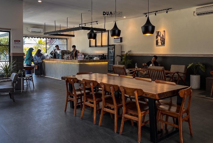 Aksén Coffee Dua Sisi Studio, 1. Sky Park Cafe & Bar, 2. Norma Coffee Indonesia, 3. Teras Kopi Sumatera, 4. Garasi 99 Kopitiam, 5. Local Pantry & Studio Karaoke, 6. Re Caffe Platinum, 7. Vivace Cafe, 8. Karambia Cafe and Hangout, 9. Kaldi Coffee Shop, 10. One Alumni Coffee, 11. Aksén Coffee, 12. Tong Susu Cafe, 13. Peterseli Kitchen, 14. Erber Coffee Nodal, 15. GreenSmoothie Factory, 16. Warunk Upnormal (Tutup), 17. Cubic Cafe (Tutup), 18. Mr.Brewok Cafe & Resto, 19. Ghazy, 20. Waroeng Wahid, 21. Lick & Latte Cafe and Resto (Tutup), 22. Memo Cafe (Tutup), 23. Krema Koffie, 24. Ochado Cafe (Tutup), 25. Warkop Pinggiran 45 (Tutup), 26. Sintesa Cafe and Creative Space, 27. Sanobar, 28. Pesona Coffee Pekanbaru