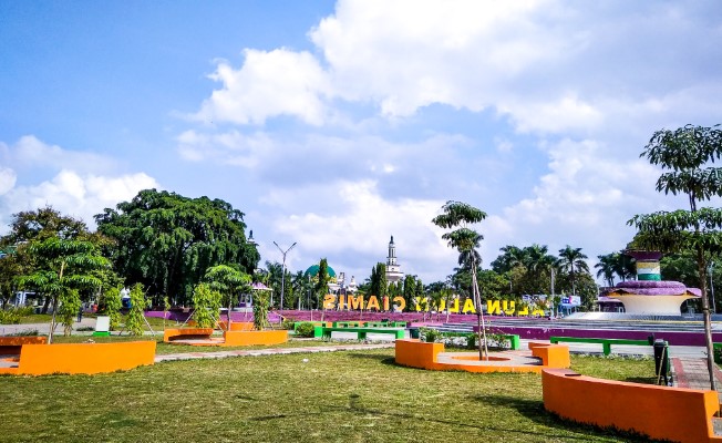 Alun-alun Ciamis Evi Mirnayanti, 1. Kedai Kopi Biji, 2. Teens Cafe, 3. Barrade Koffie, 4. Flamboyant Kopi Areng, 5. Jandela Kopi, 6. Belrumm Coffee, 7. Warung Cikopi, 8. Overtime Coffee, 9. Akum Steak, 10. Kedai Berry and Billiard, 11. D Cof Cafe (Tutup), 12. Cokro Bubble &amp; Mie Jeko, 13. Kedai Kopi D’raja, 14. Chili and Cheer Cafe (Tutup), 15. Dapur Cep Bobby, 16. Satir, 17. Djoeanda 265 Coffee &amp; Kitchen, 18. Kopi Jati, 19. Kedai Viral Ciamis, 20. Lebih Dari Coffee, 21. D Cof Cafe (Tutup), 22. Sitdownkopi, 23. Shottime coffee, 24. Selaras Outdoor Cafe Ciamis, 25. Rumah Buni Cafe &amp; Resto, 26. Albaik, 27. Parkir Café D’Puncer, 28. DOM Coffee Ciamis, 29. Taya Coffee, 30. Partha Coffee and Kitchen (Tutup), 31. Happen Coffee and Kitchen (Tutup), 32. Namles Coffee and Bread (Tutup), 33. Kopi Darat (Tutup), 34. Karib Coffee, 35. Kopi Janji Jiwa, 36. Alun-alun Ciamis, 37. WDcaffe, 38. Kedai Harmoni