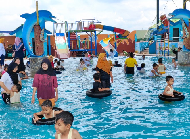 Anisa Water Park CHOIRUL IMAN, 1. Kolam Renang Banyubiru, 2. Kolam Renanģ Bulaksari, 3. Dupan Water Park, 4. Kolam Renang BRD Pekalongan Dreams Big Park, 5. Kolam Renang Binali, 6. Kolam Renang Prima Graha Karanganyar, 7. Telaga Al Kautsar, 8. Kolam Renang Kedung Ketjeh, 9. Kolam Renang Kulu Asri, 10. Kolam Renang Bandar EcoPark, 11. Kolam Renang Tirta Arum, 12. Kolam Renang Grabyag Tirta Asri (GTA), 13. Anisa Water Park, 14. Kolam Renang, Terapi Ikan, dan RM. Kebon Jeruk, 15. Kolam Renang TIRTA GALIH, 16. Kolam Renang Langkap