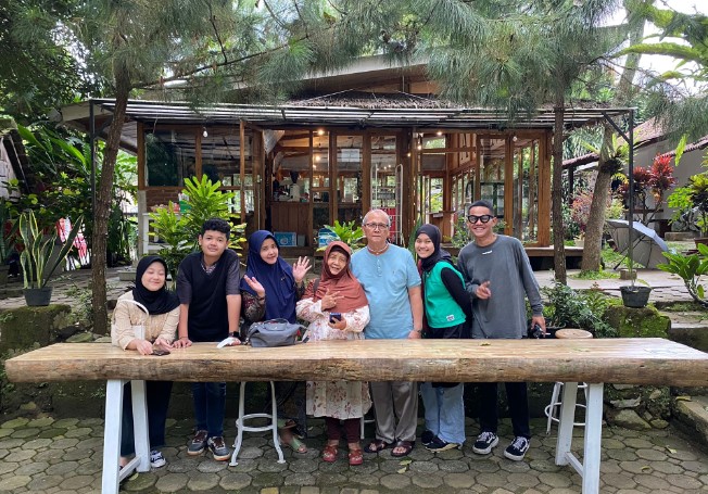 Armor Kopi Sastrawan Sastradiputra, 1. Pondok Nara, 2. Kopi Bakar Bapak Endut, 3. Cafe sarasa coffee shop, 4. Kubik Coffee, 5. Joe’s Brother Coffee Shop &amp; Resto, 6. Bitts Fast&amp;Slow Coffee Bar, 7. Kedai Kopi Toleat, 8. The Suma’s coffee and Music Room, 9. Mc Bamm Corner Cafe, 10. Mustafa 85, 11. Cafe Duren Menes, 12. De’ Badak Cafe (Tutup), 13. Cafe Gadget, 14. Kapulso Cafe, 15. Cafe Youkichen House (Tutup), 16. Cafe Tropis, 17. Cafe Bumi Aki Green, 18. Sejiwa Coffee, 19. Armor Kopi, 20. Mimiti Coffee and Space (Tutup), 21. Di Dago Coffee, 22. Dua Coffee, 23. Int.space, 24. Yumaju Coffee (Tutup), 25. Dikopian, 26. Enemy Coffee Shop, 27. RJ Coffee, 28. Jung Coffee Pandeglang, 29. Kopi_Santri, 30. Villa Hijau Cafe