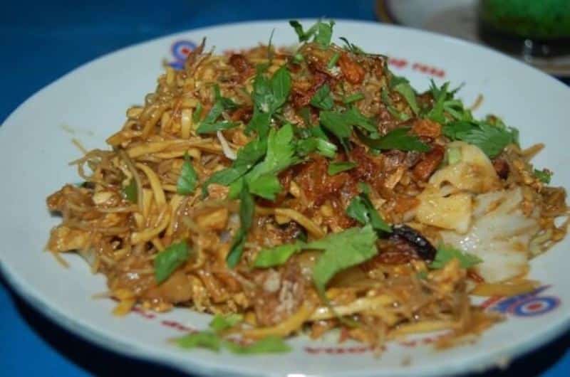 Bakmi Jowo, 1. Enting-enting Gepuk, 2. Getuk Kethek, 3. Kerupuk Godril, 4. Keripik Paru, 5. Ampyang, 6. Singkong Keju, 7. Bakpia Patok, 8. Roti Wonder, 9. Ronde Sekoteng Jago, 10. Kopi Babah Kacamata, 11. Kopi Biji Salak, 12. Batik Bambu, 13. Bakmi Jowo, 14. Roti Tegal